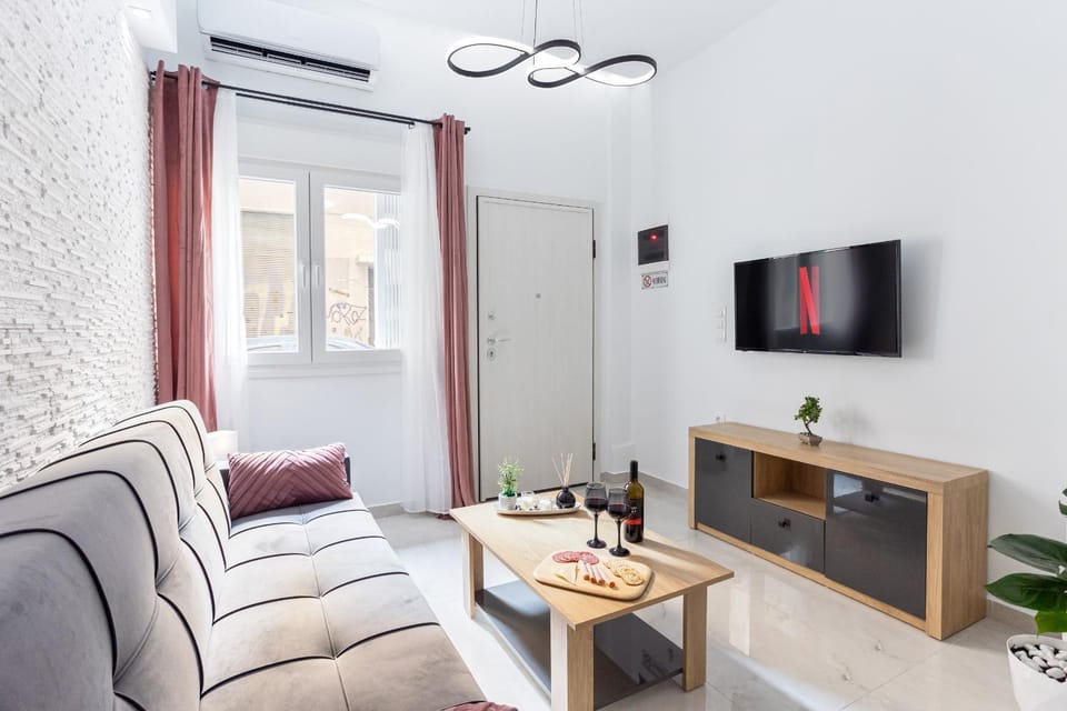 TV and multimedia, Living room, Seating area, Evening entertainment