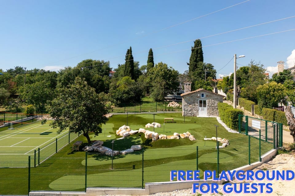 Minigolf, Tennis court