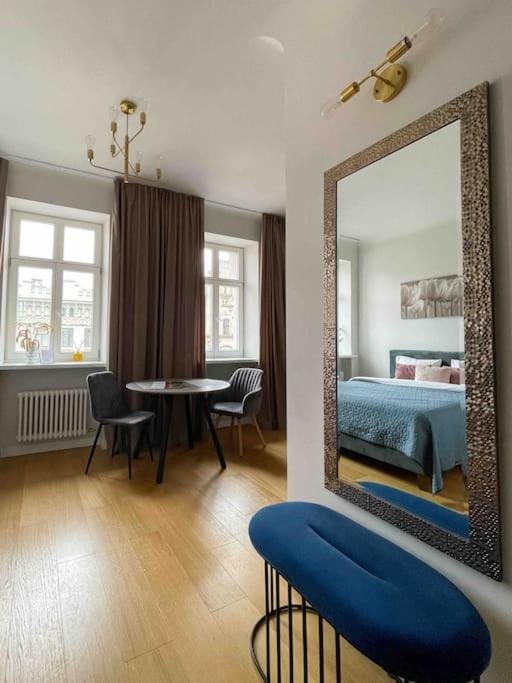 Photo of the whole room, Dining area, Bedroom