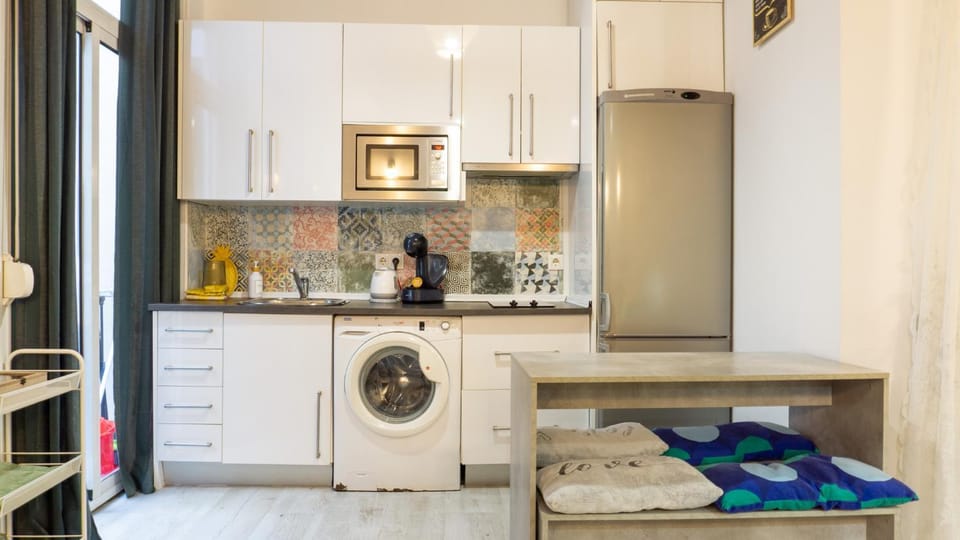 Kitchen or kitchenette, stove, washing machine