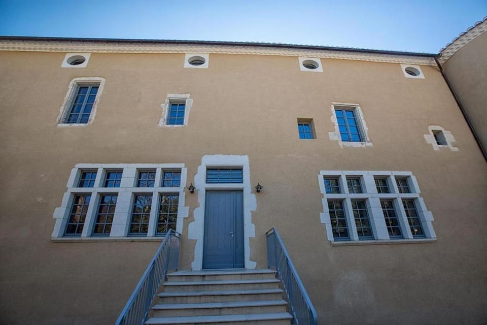 Appartement 2ème étage 4 personnes dans Château avec piscine collective Apartment in Provence