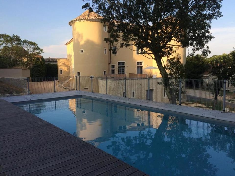 Appartement 2ème étage 4 personnes dans Château avec piscine collective Apartment in Provence