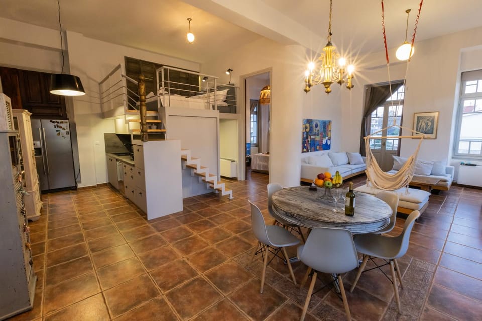 Kitchen or kitchenette, Seating area, Dining area