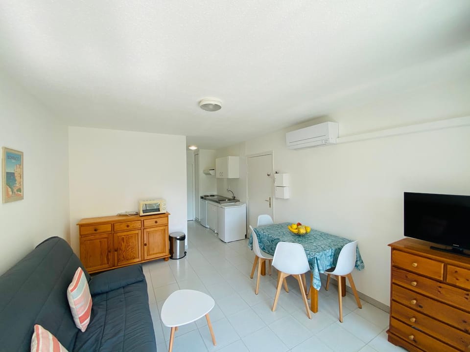 Kitchen or kitchenette, Living room, Dining area
