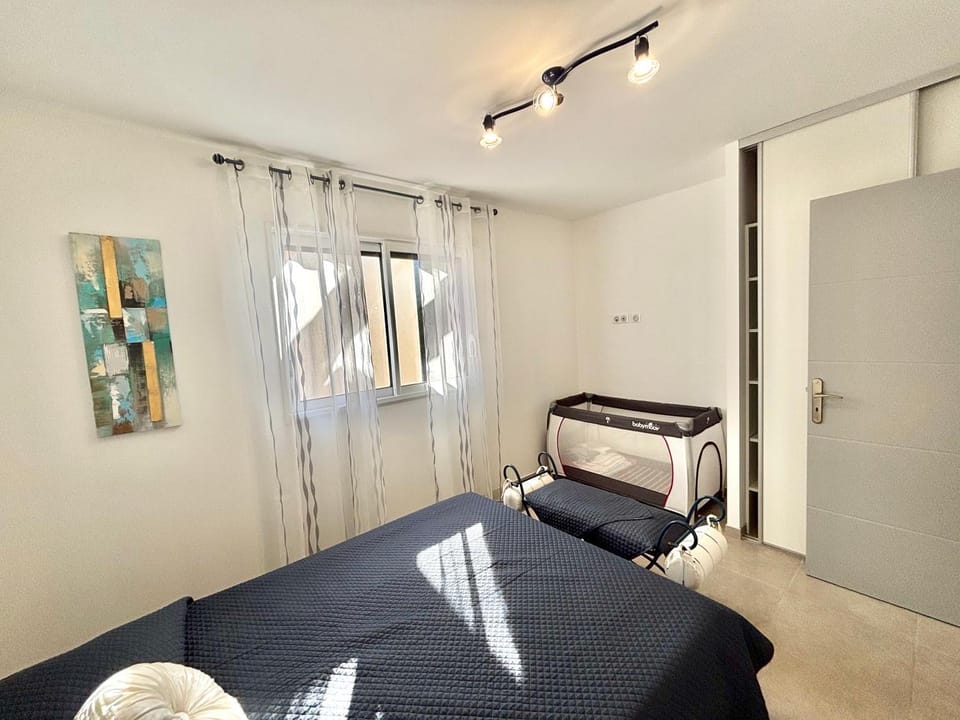 Photo of the whole room, Bedroom, cot