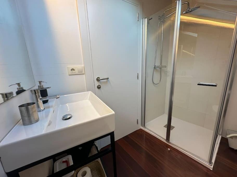 Casa del Tratado A by YBH Apartment in Vigo