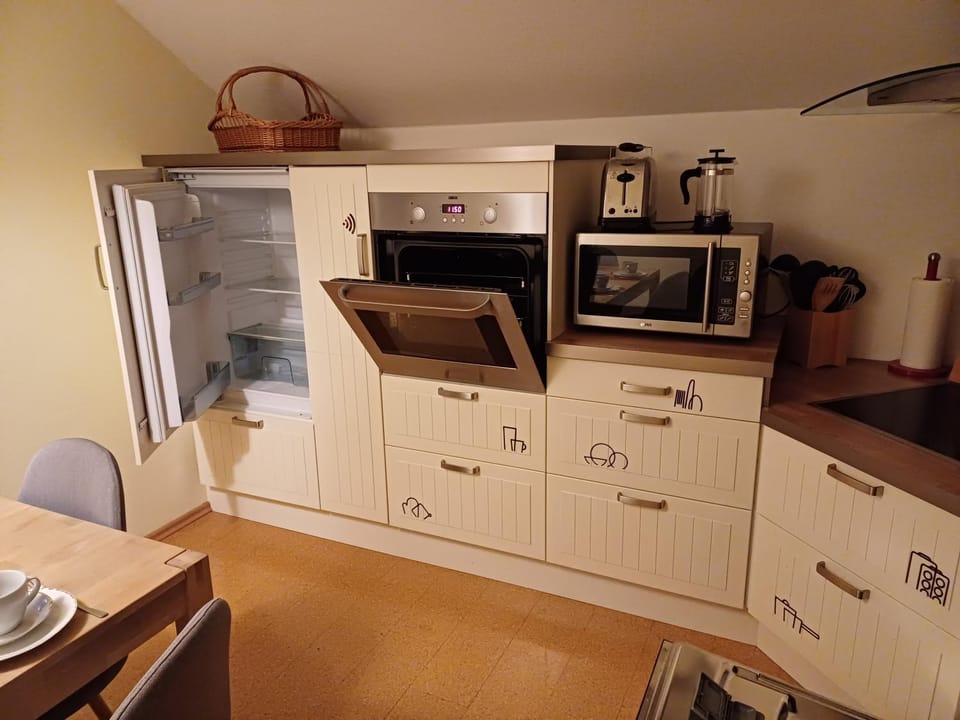 Kitchen or kitchenette, minibar