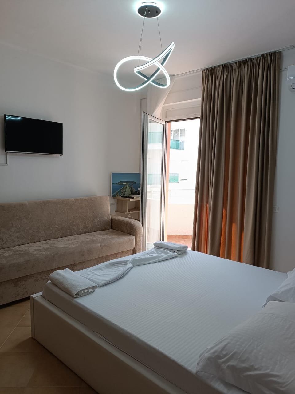 Bed, TV and multimedia, Bedroom