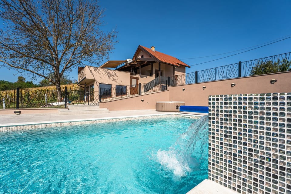 Property building, Day, Swimming pool