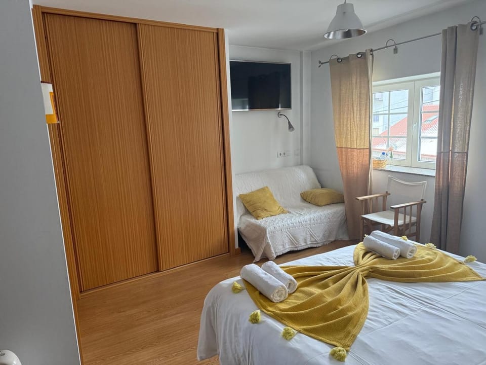 Bed, TV and multimedia, Photo of the whole room, Bedroom, towels, wardrobe