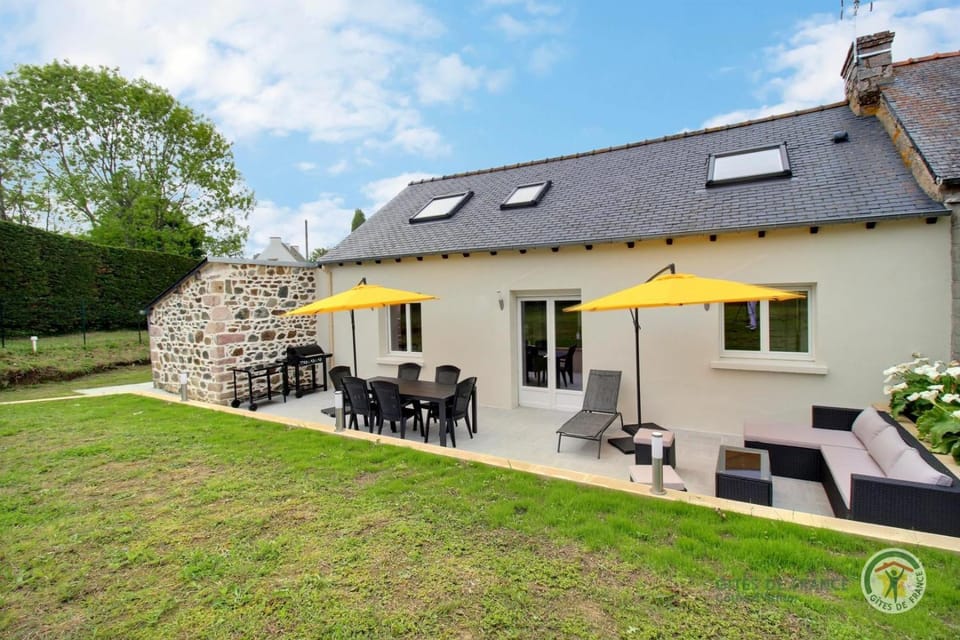 Patio, Day, Garden, Dining area