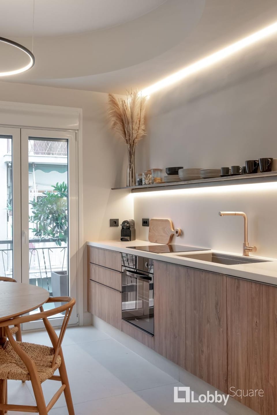 Kitchen or kitchenette, Dining area