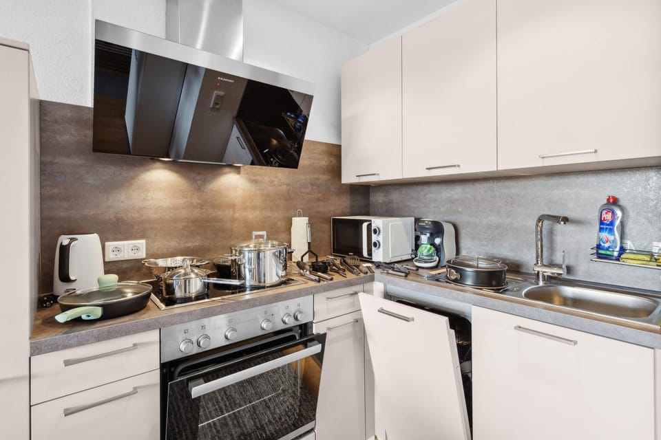 Coffee/tea facilities, Kitchen or kitchenette, dishwasher, oven, stove, kitchen