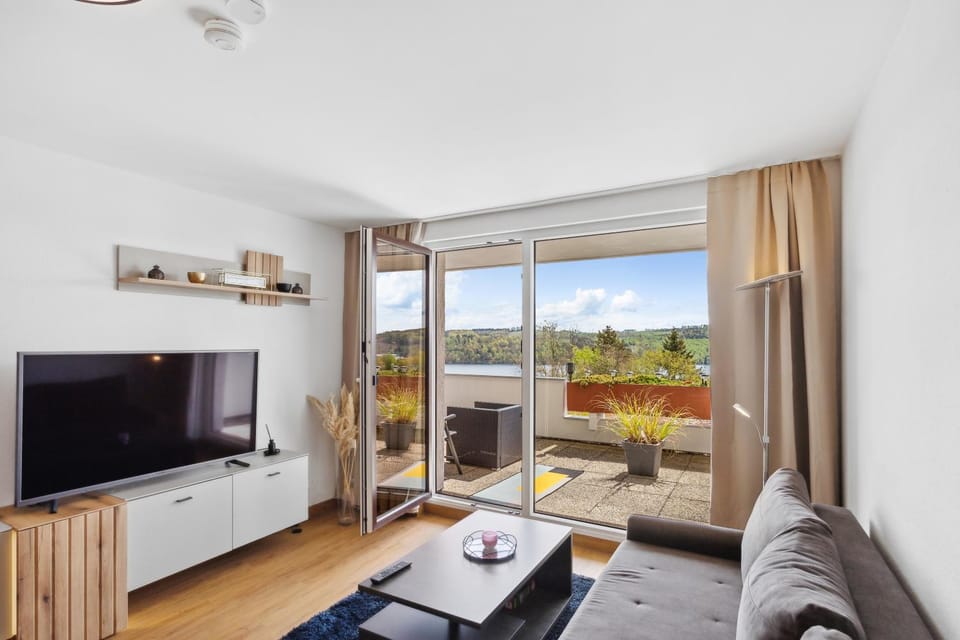 TV and multimedia, View (from property/room), Balcony/Terrace, Living room, Seating area, Evening entertainment, Lake view