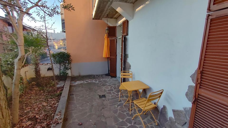 Property building, Patio, Balcony/Terrace