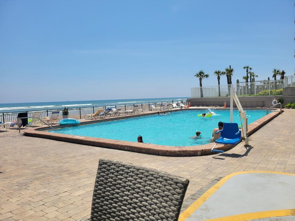 Beautiful Daytona Beach Oceanfront Condo Apartment hotel in Daytona Beach Shores