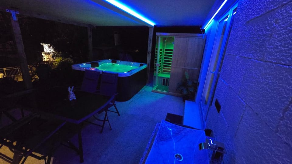 Patio, Night, Hot Tub, Sauna, Balcony/Terrace, Dining area