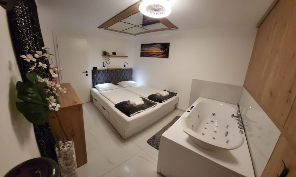 Bed, Hot Tub, Hot Tub, TV and multimedia, Photo of the whole room, Bedroom, Bath, towels