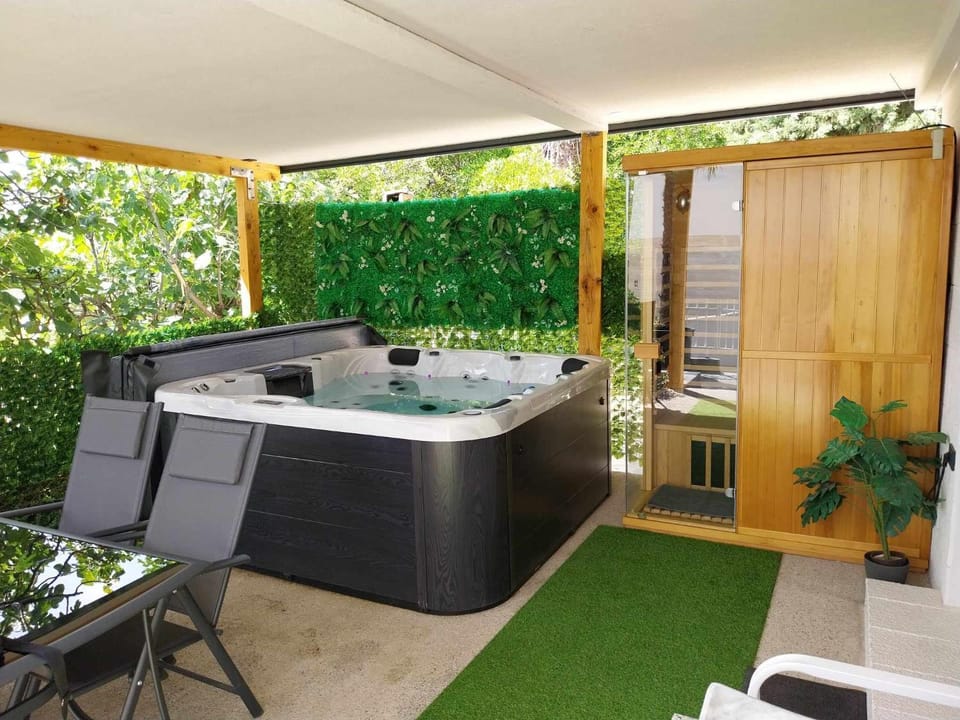 Hot Tub, Sauna, Balcony/Terrace