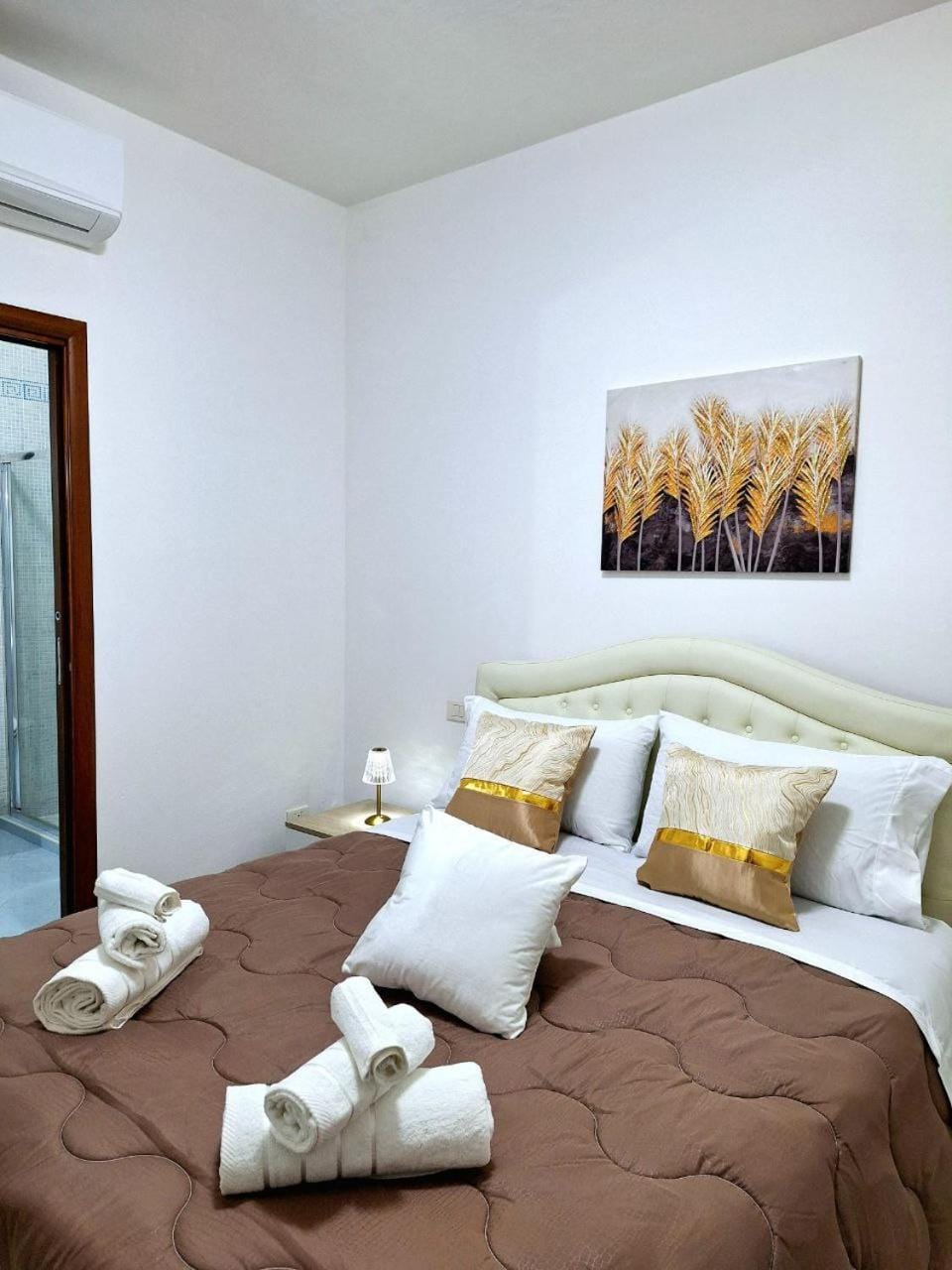 Photo of the whole room, Bedroom, towels
