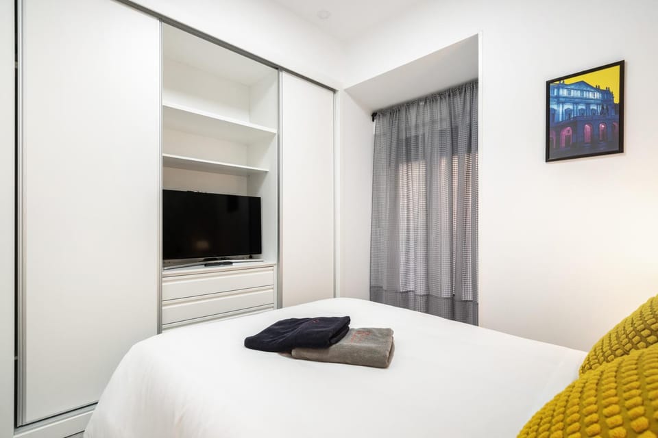 Bed, TV and multimedia, Photo of the whole room, towels