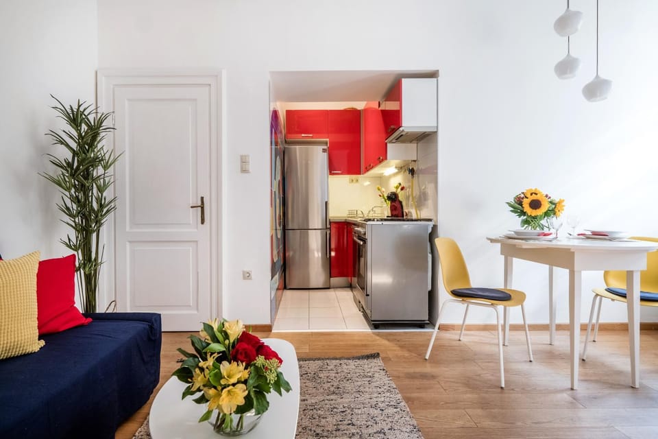 Kitchen or kitchenette, Living room, Seating area, Dining area