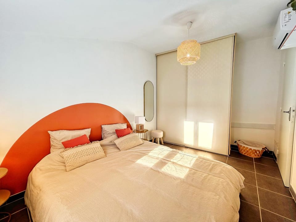 Bedroom, air conditioner