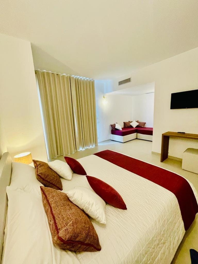 Bed, TV and multimedia, Photo of the whole room, Bedroom