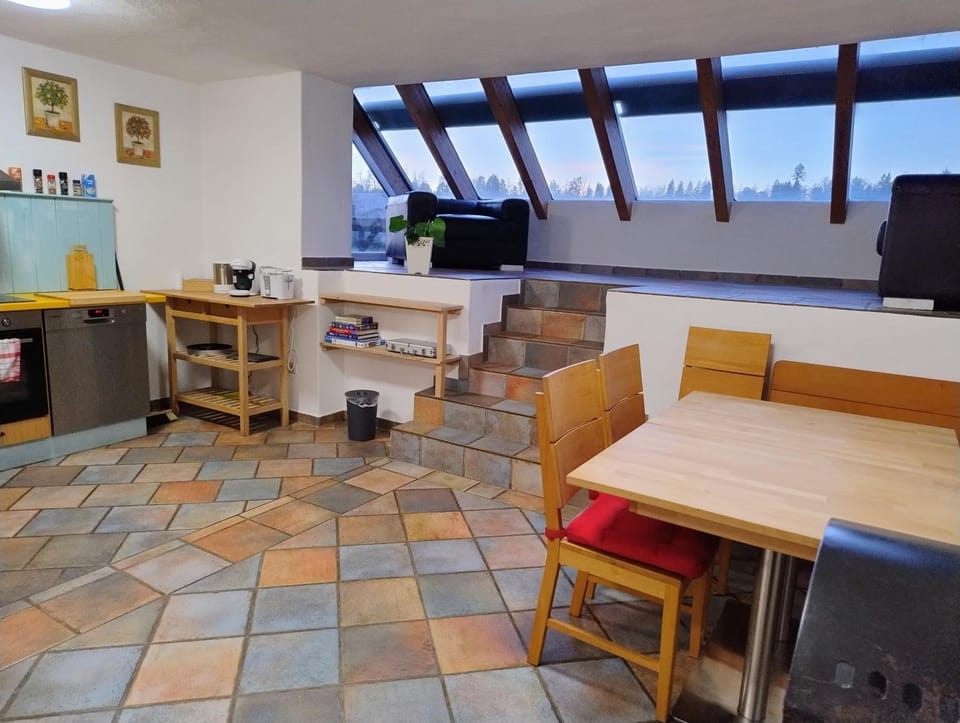 Kitchen or kitchenette, Dining area