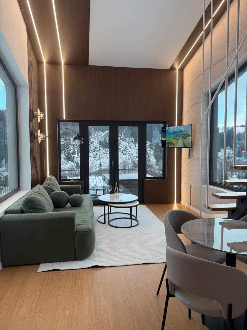 TV and multimedia, Living room, Seating area, Dining area