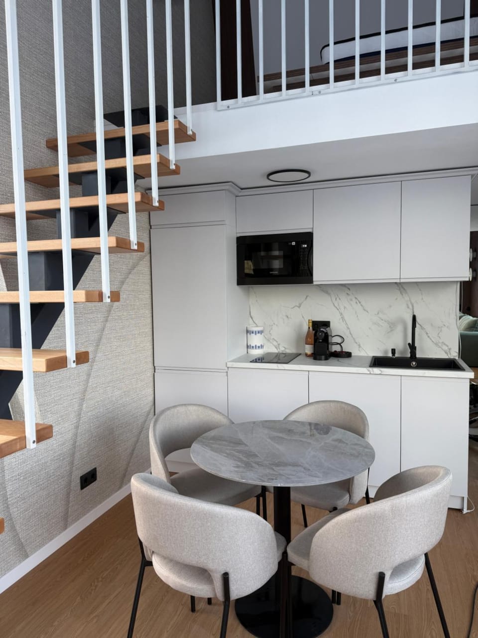 Kitchen or kitchenette, Dining area, stove