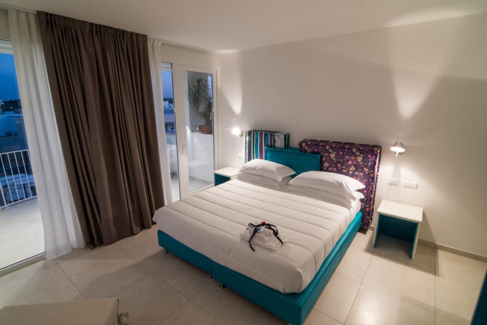Shower, Patio, Staff, Spring, Activities, Bowling, Casino, Children play ground, Children play ground, Darts, Fishing, Fishing, Game Room, Garden, Golfcourse, Golfcourse, Horse-riding, Horse-riding, Karaoke, Massage, Minigolf, Minigolf, Nightclub / DJ, Nightclub / DJ, Snorkeling, Solarium, Squash, Table tennis, Bathroom, Coffee/tea facilities, Balcony/Terrace, Lobby or reception, Lounge or bar, Food and drinks, Photo of the whole room, Decorative detail, Beach, Aqua park, Aqua park, Tennis court, Windsurfing, Canoeing, Canoeing, Hiking, Cycling, Cycling, Diving, Diving, Kids's club, Kids's club, Evening entertainment, Evening entertainment, Bedroom, Pets, Sea view, Sea view, Sports, Breakfast, Continental breakfast, Italian breakfast, Alcoholic drinks, Non alcoholic drinks, Sunset, children, young children, older children, group of guests, Certificate/Award, Family