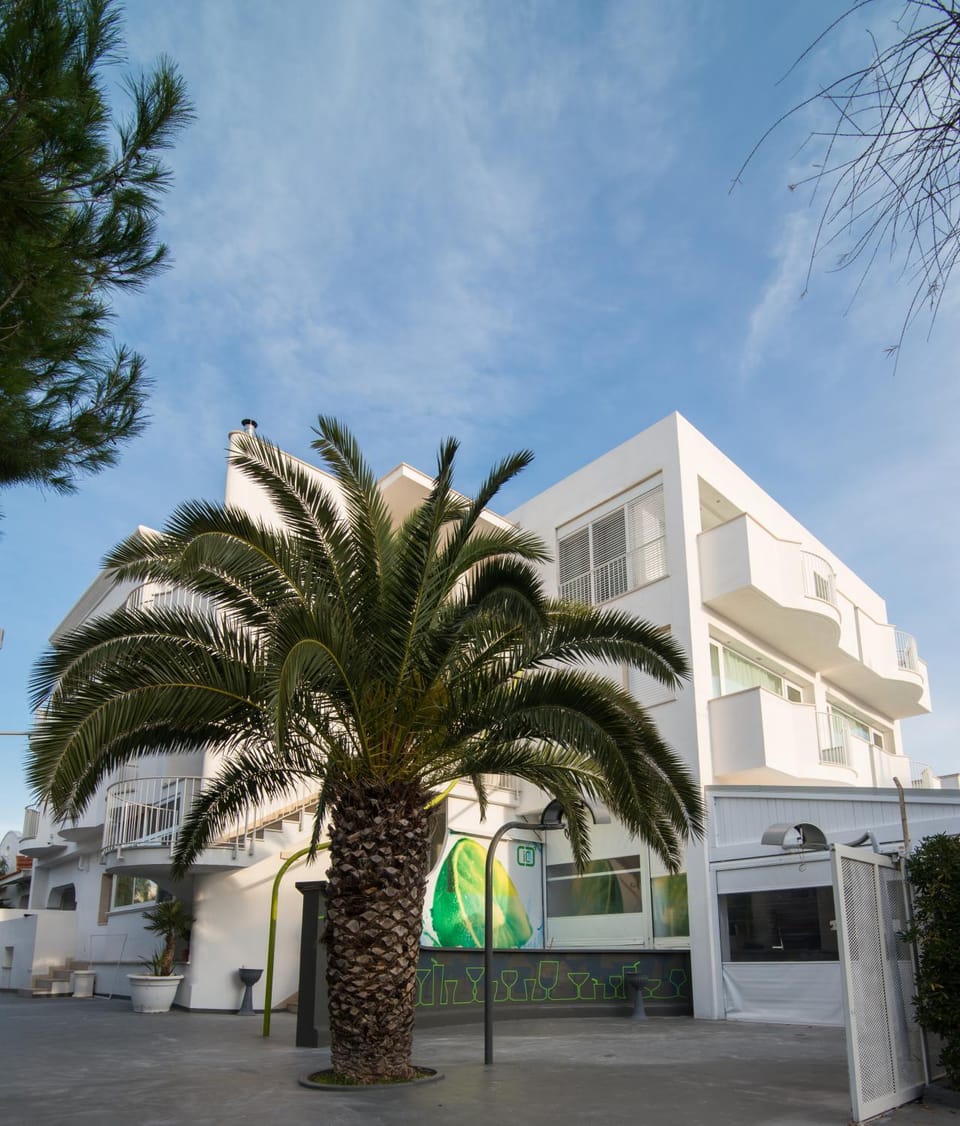 Facade/entrance, Garden, Street view