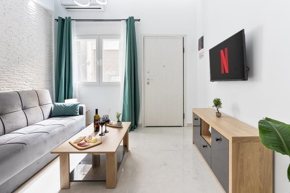 TV and multimedia, Living room, Food and drinks, Seating area, Evening entertainment, Drinks, air conditioner