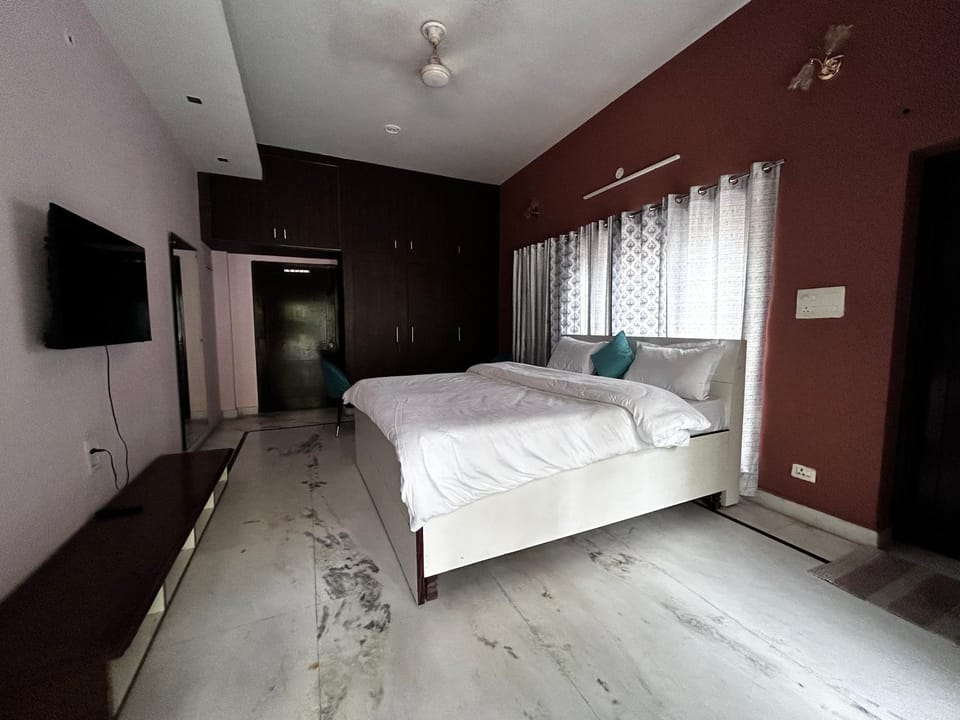 Bed, TV and multimedia, Photo of the whole room, Bedroom, wardrobe