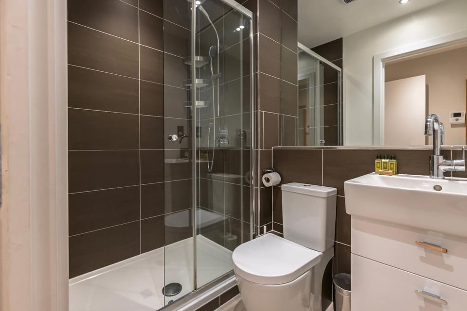 Shower, Toilet, Bathroom, towels