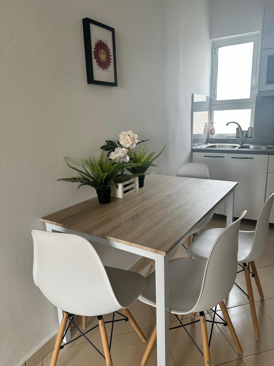 Kitchen or kitchenette, Seating area, Dining area
