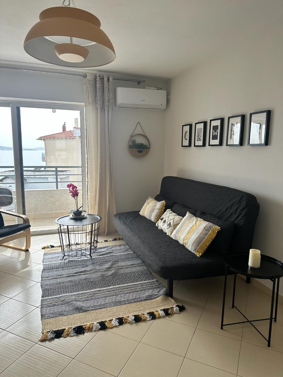 Living room, Seating area, Dining area, air conditioner