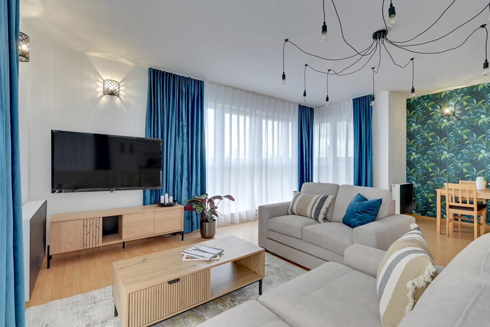 Communal lounge/ TV room, TV and multimedia, Living room, Seating area, Evening entertainment