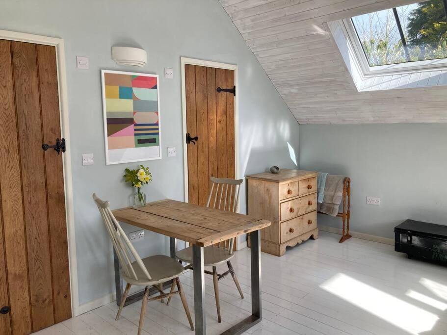 Bright, airy Annex in village with stunning views Apartment in Stroud