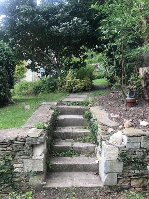 Bright, airy Annex in village with stunning views Apartment in Stroud