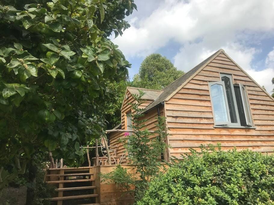 Bright, airy Annex in village with stunning views Apartment in Stroud