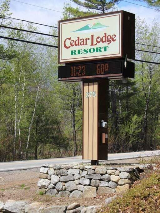 Cute Lower Level Cedar Lodge Room with Balcony & Lake Views! Apartment in Laconia