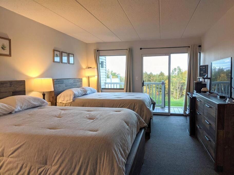 Cute Lower Level Cedar Lodge Room with Balcony & Lake Views! Apartment in Laconia