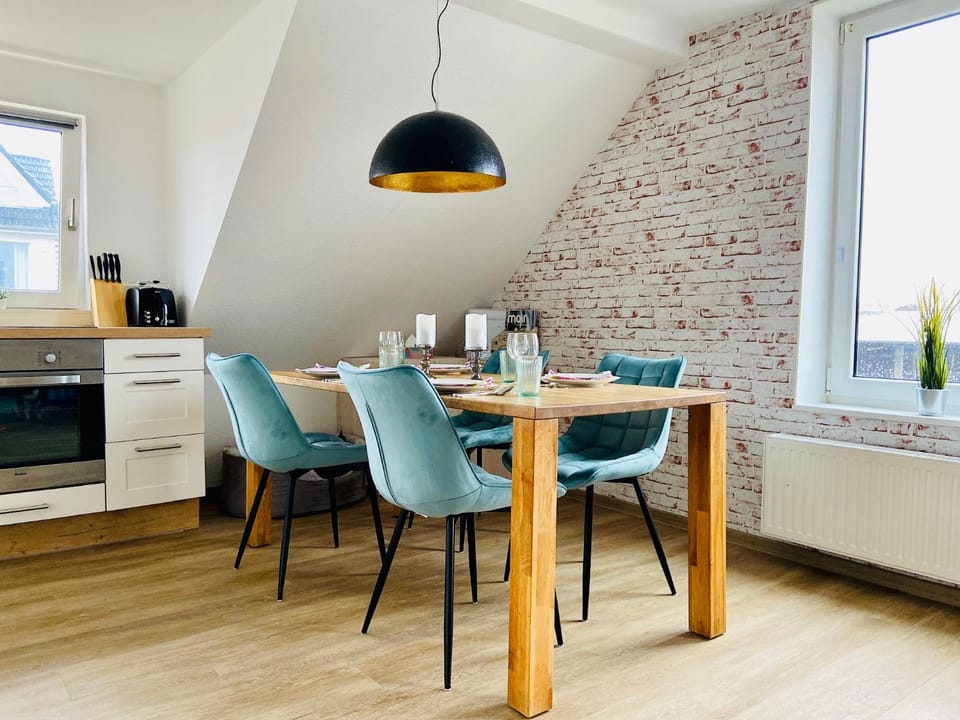 Kitchen or kitchenette, Seating area, Dining area