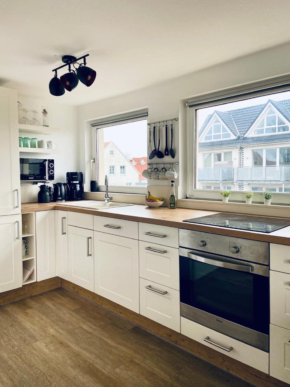 Coffee/tea facilities, Kitchen or kitchenette, dishwasher, microwave, stove, kitchen, kitchen