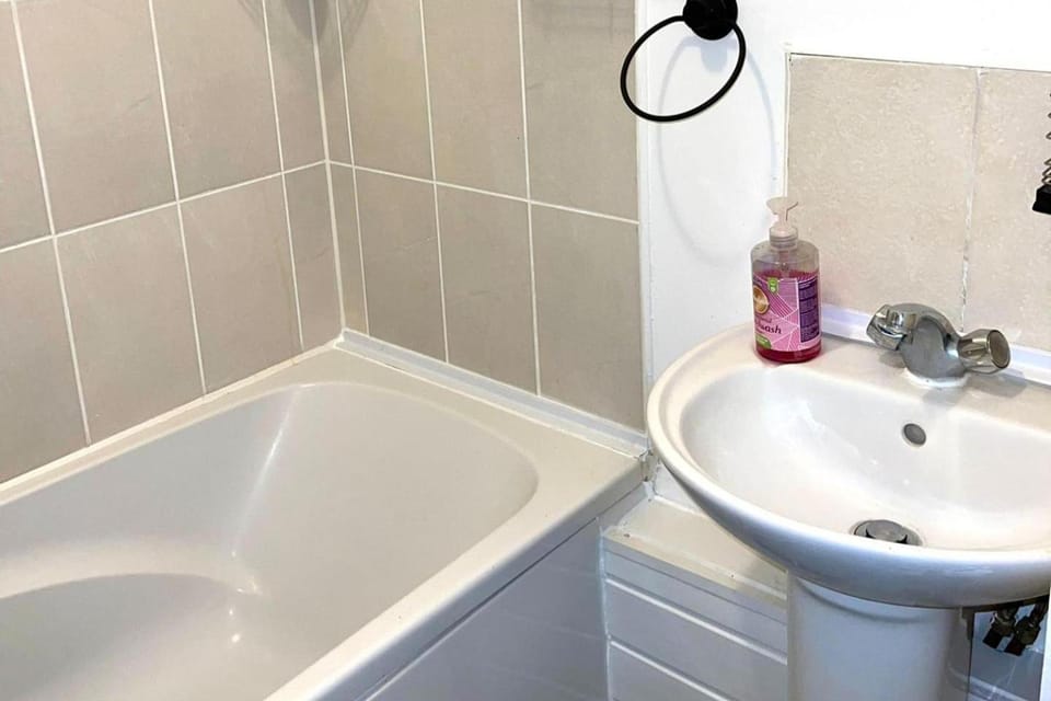 Apartment - Sleeps 2 - Parking - Station Close Apartment in Ilford