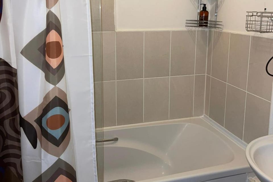 Apartment - Sleeps 2 - Parking - Station Close Apartment in Ilford