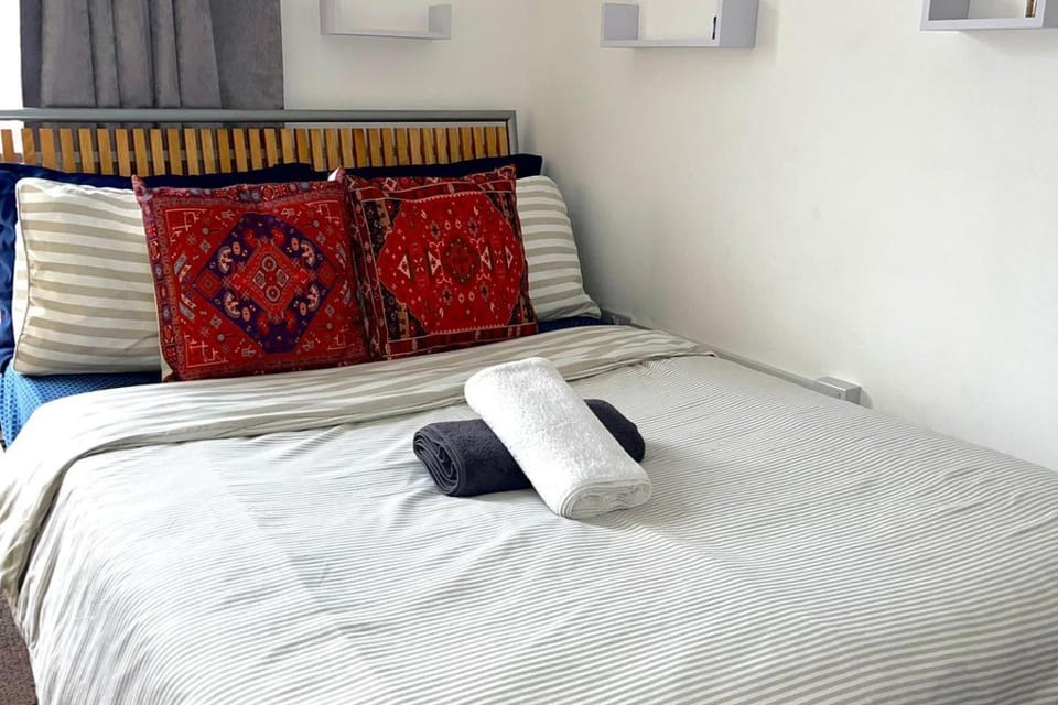 Apartment - Sleeps 2 - Parking - Station Close Apartment in Ilford