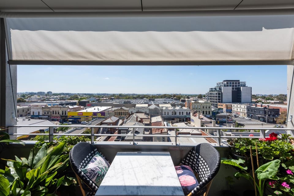 Brunswick Retreat! 5th floor 1-bed Unit w Parking Apartment in Melbourne